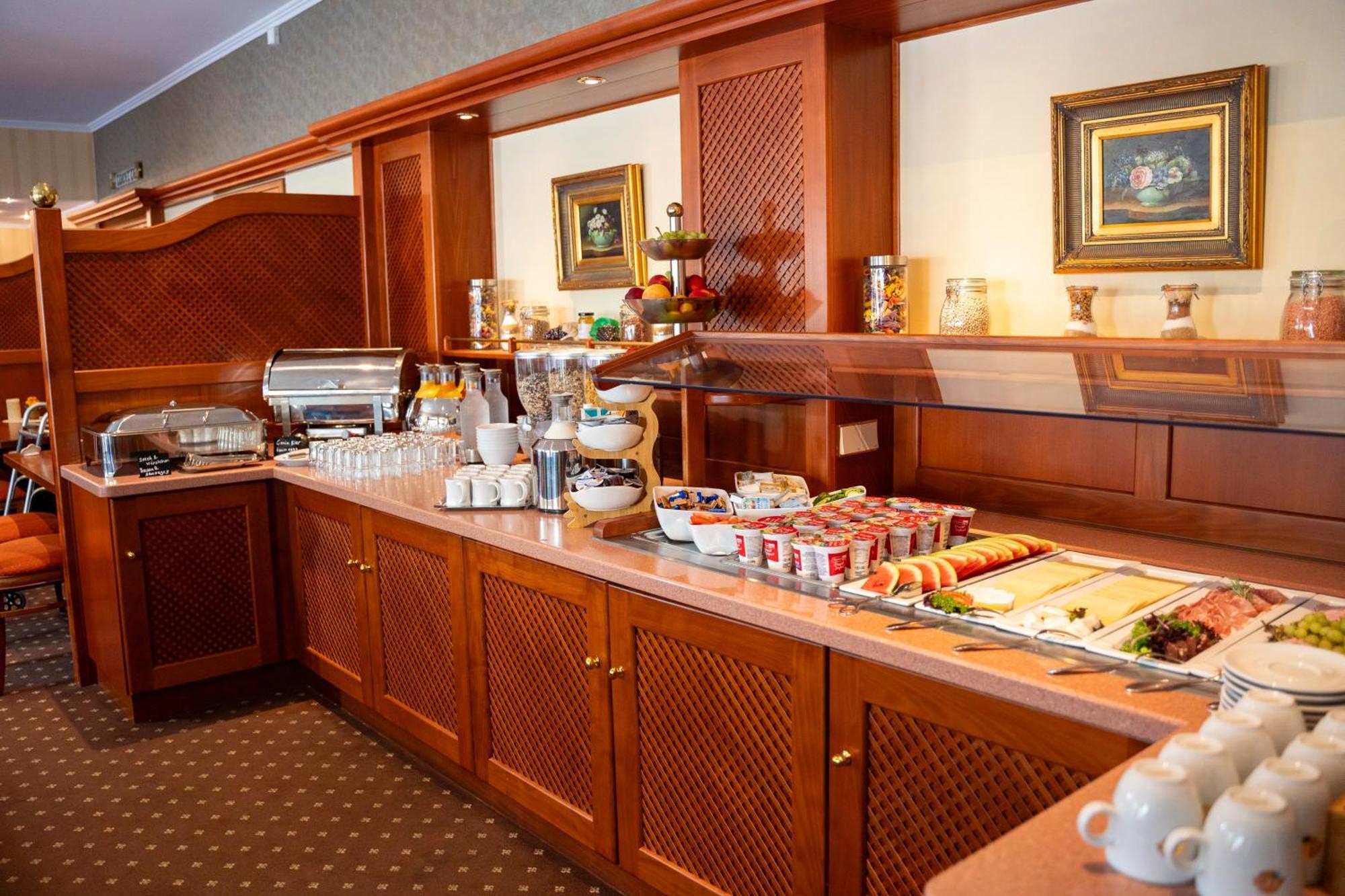Hotel Unter Den Linden ฮูเดสไฮม์ แอม ไฮน์ ภายนอก รูปภาพ