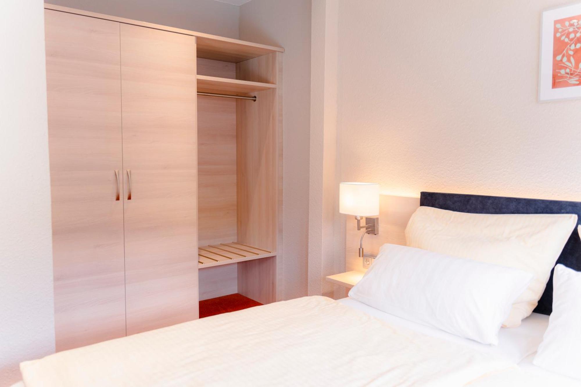 Hotel Unter Den Linden ฮูเดสไฮม์ แอม ไฮน์ ภายนอก รูปภาพ