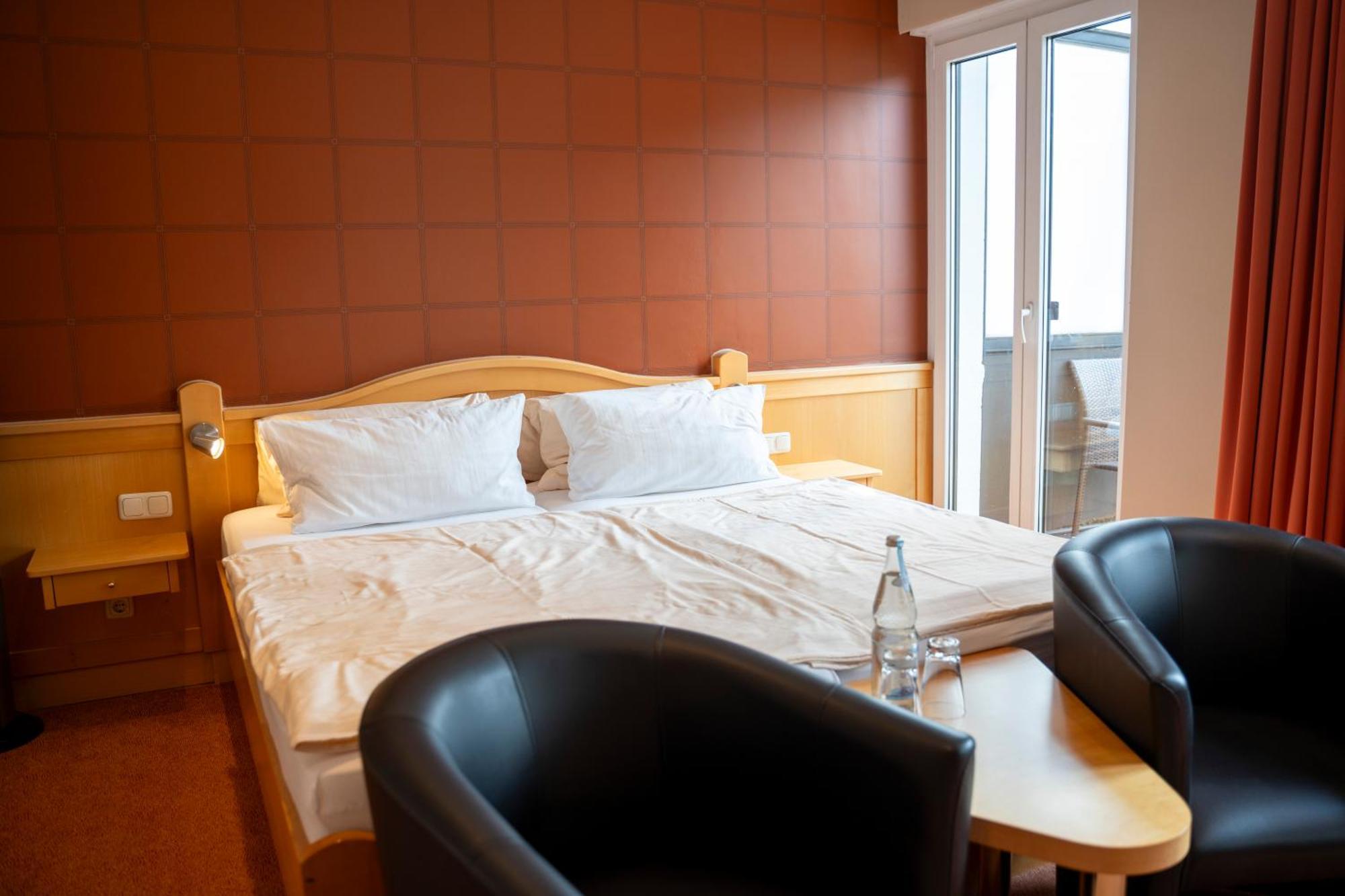Hotel Unter Den Linden ฮูเดสไฮม์ แอม ไฮน์ ภายนอก รูปภาพ