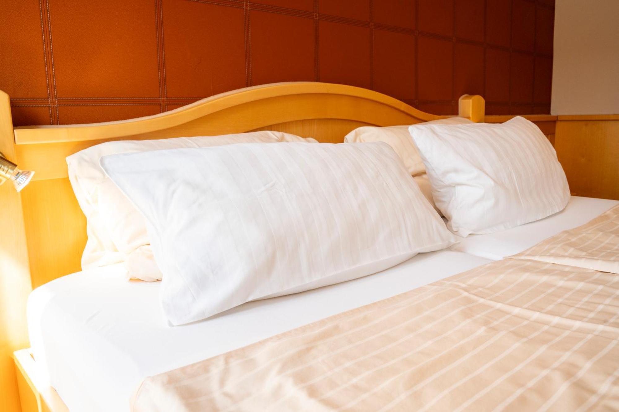 Hotel Unter Den Linden ฮูเดสไฮม์ แอม ไฮน์ ภายนอก รูปภาพ